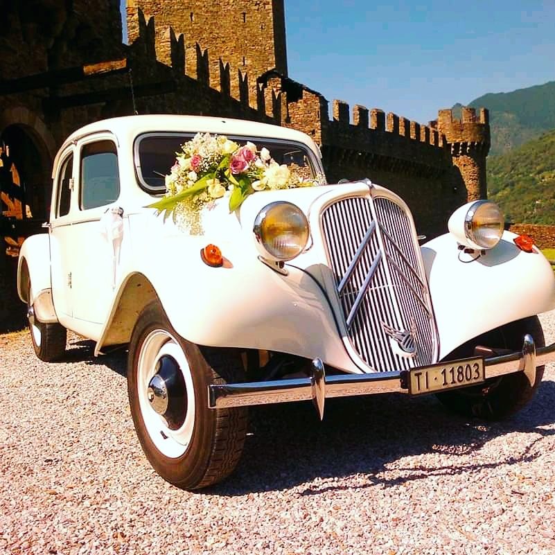La Traction Avant con composizione floreale davanti al castello
