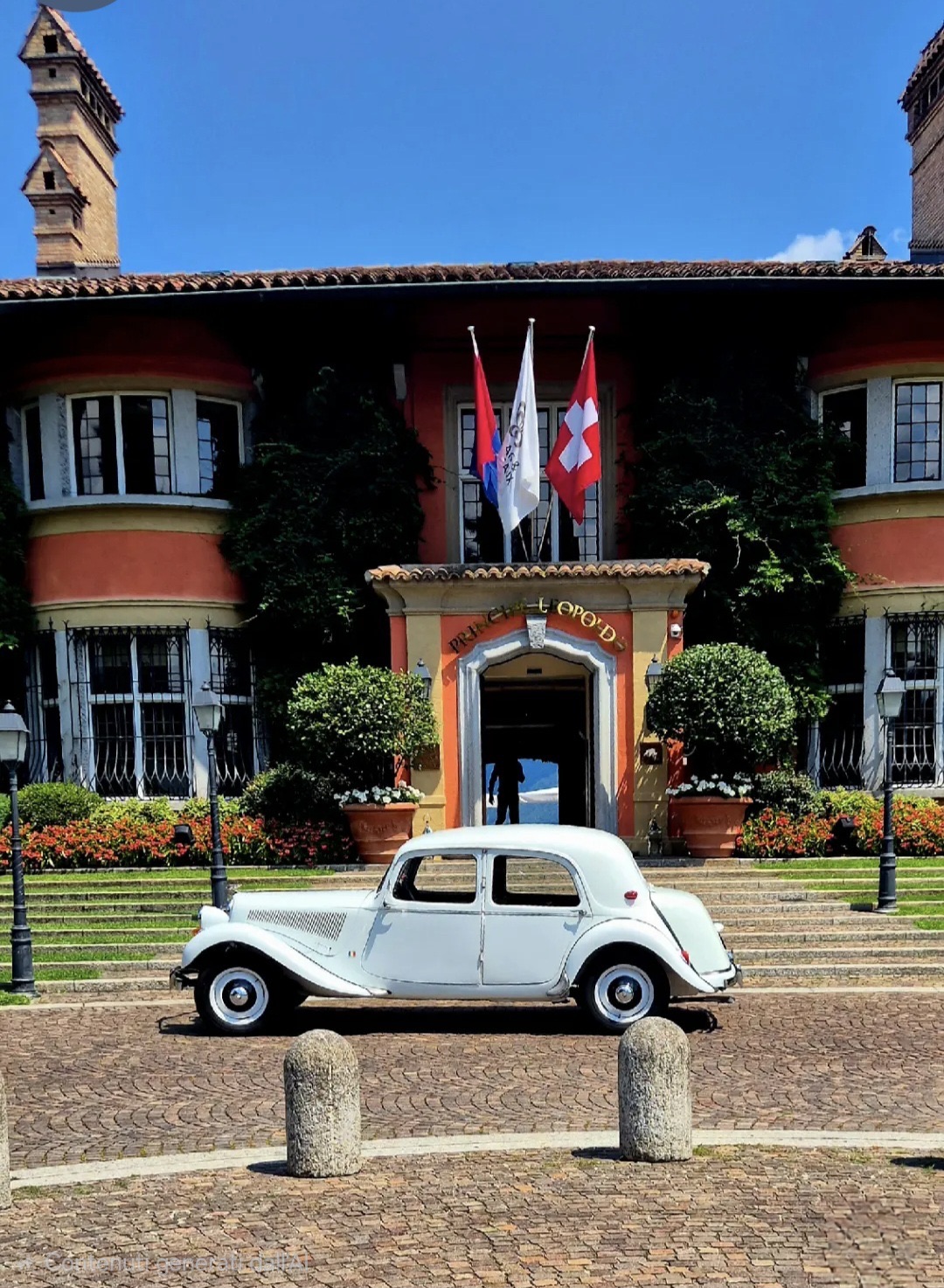 La vettura davanti all'ingresso di Villa Principe Leopoldo