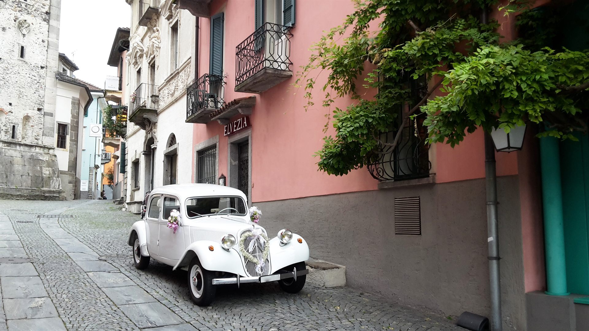 La Traction Avant in attesa in un vicolo del centro storico